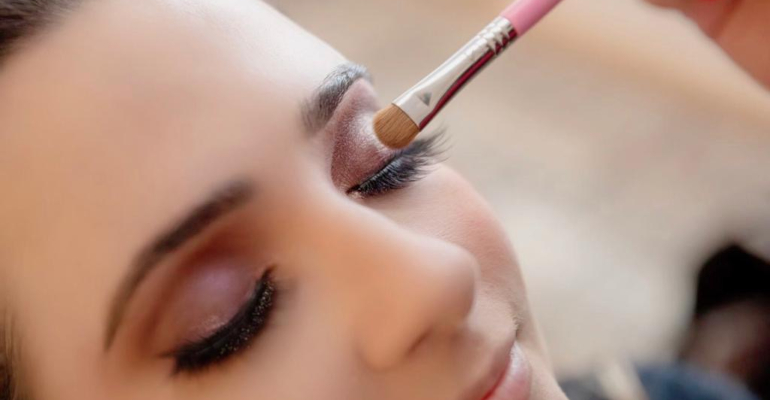 Olho esfumado perfeito! Make Up Artist ensina passo a passo de maquiagem  bafônica